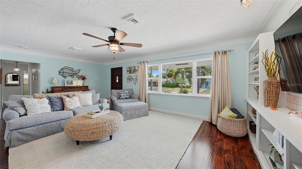 Active With Contract: $825,000 (3 beds, 3 baths, 2123 Square Feet)