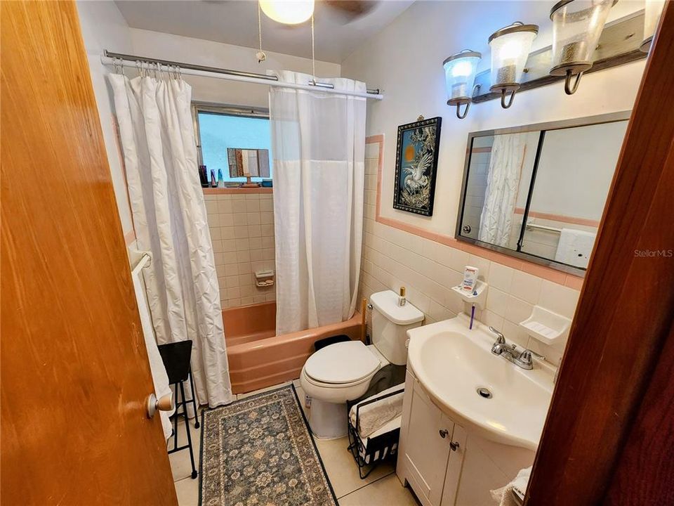 На продажу: $176,000 (2 спален, 1 ванн, 1062 Квадратных фут)