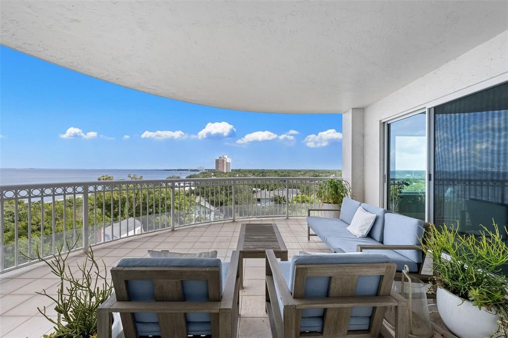 合同活跃: $1,755,000 (3 贝兹, 3 浴室, 2830 平方英尺)