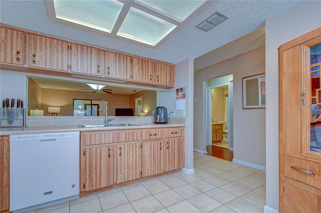 For Sale: $175,000 (2 beds, 2 baths, 1094 Square Feet)