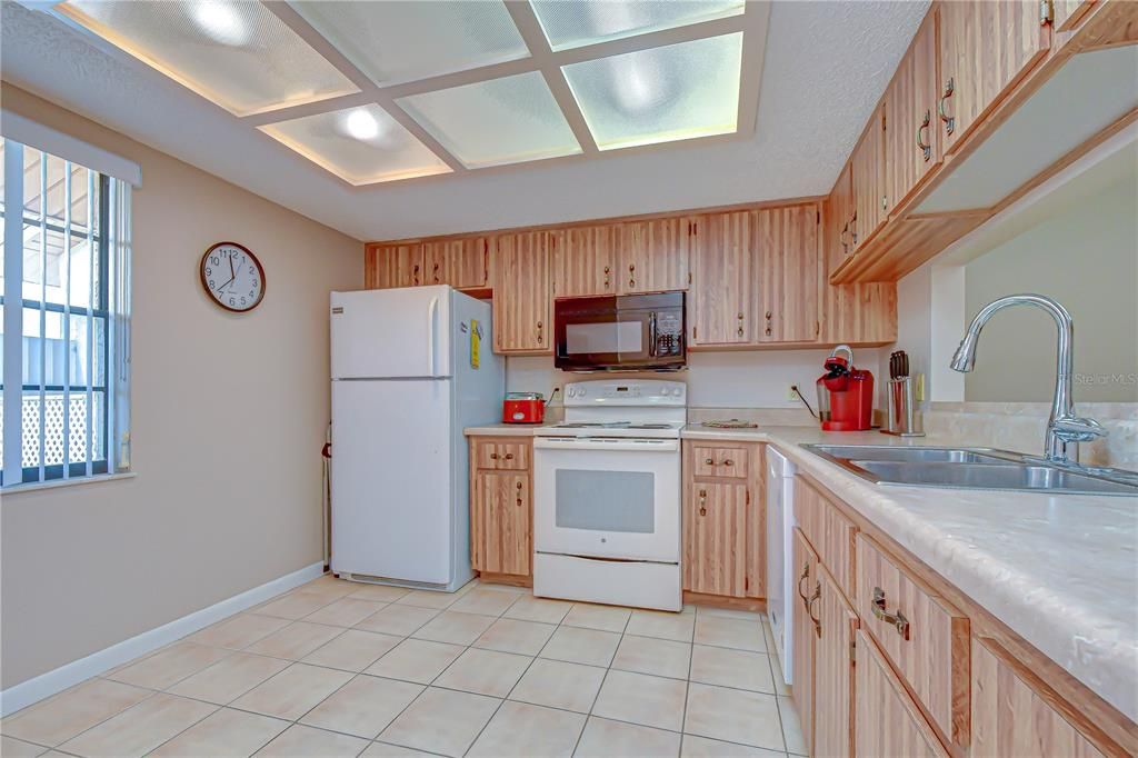 For Sale: $175,000 (2 beds, 2 baths, 1094 Square Feet)