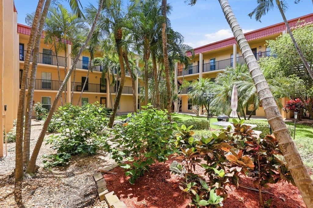 Active With Contract: $224,900 (2 beds, 1 baths, 760 Square Feet)