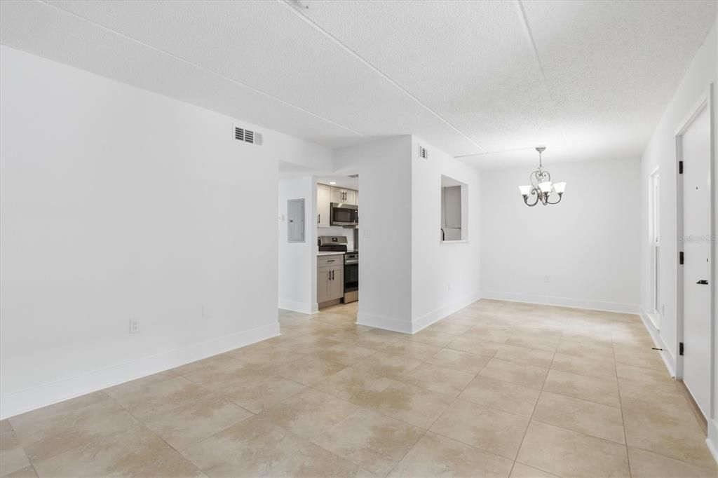 Active With Contract: $224,900 (2 beds, 1 baths, 760 Square Feet)