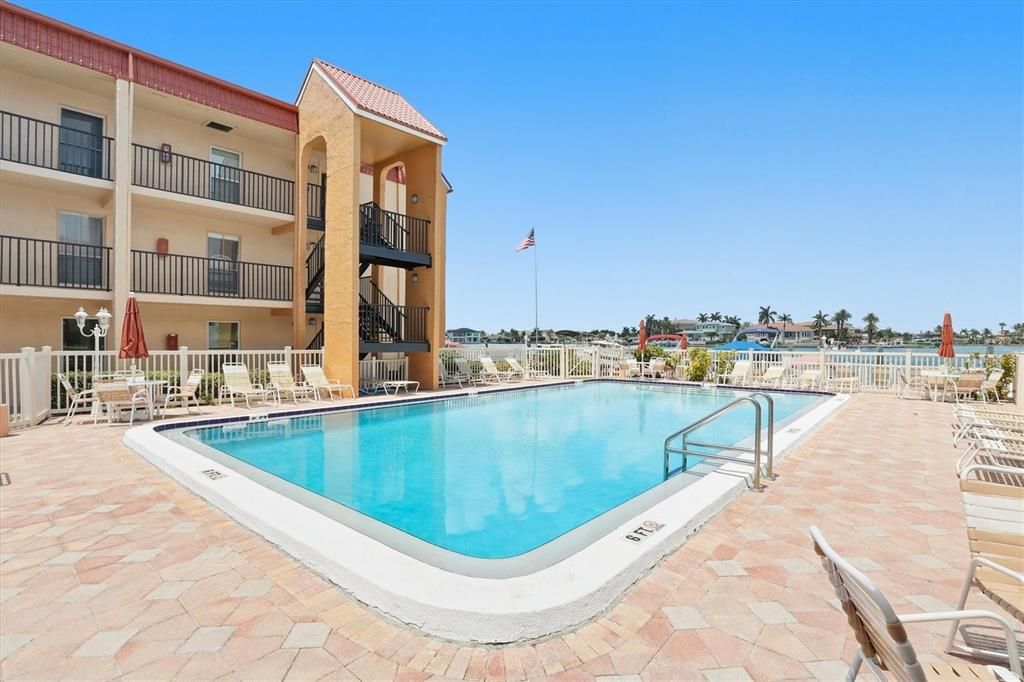 Active With Contract: $224,900 (2 beds, 1 baths, 760 Square Feet)