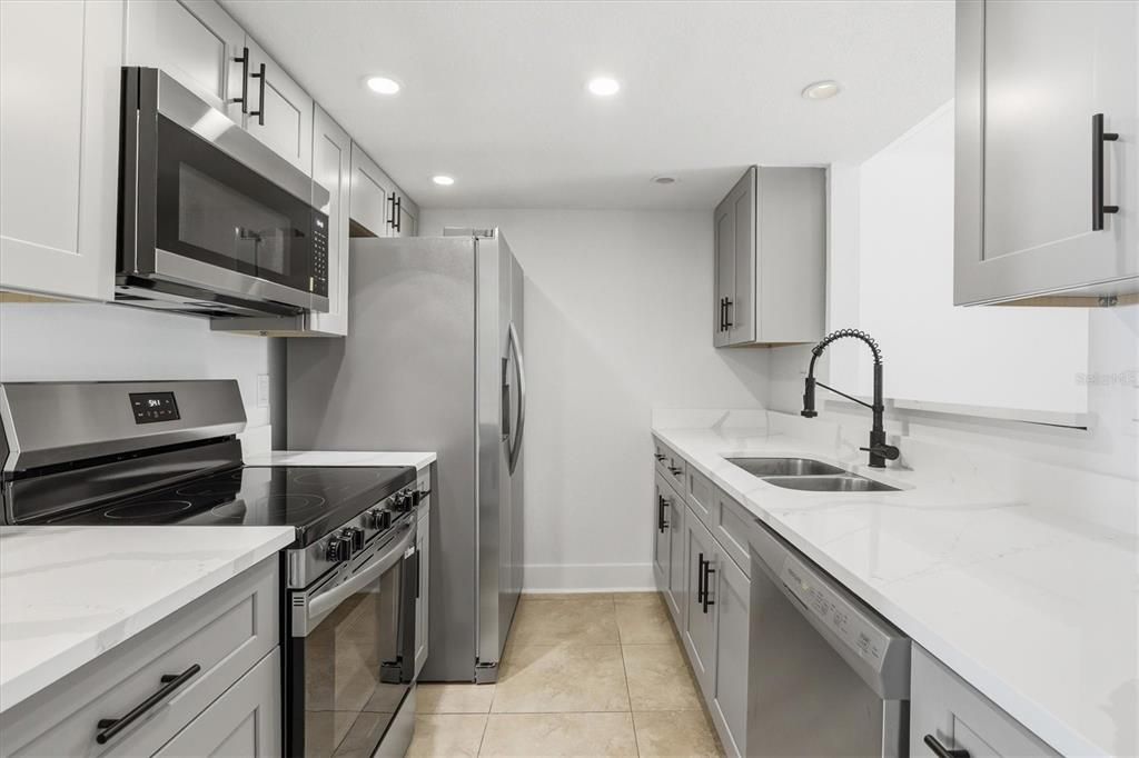 Active With Contract: $224,900 (2 beds, 1 baths, 760 Square Feet)