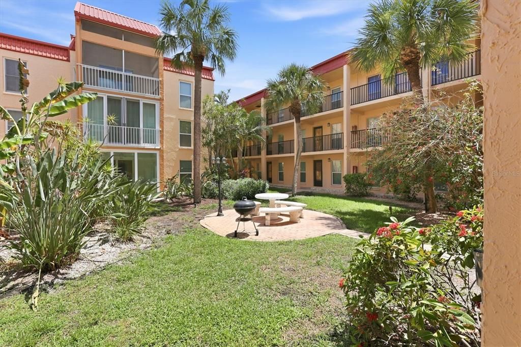Active With Contract: $224,900 (2 beds, 1 baths, 760 Square Feet)