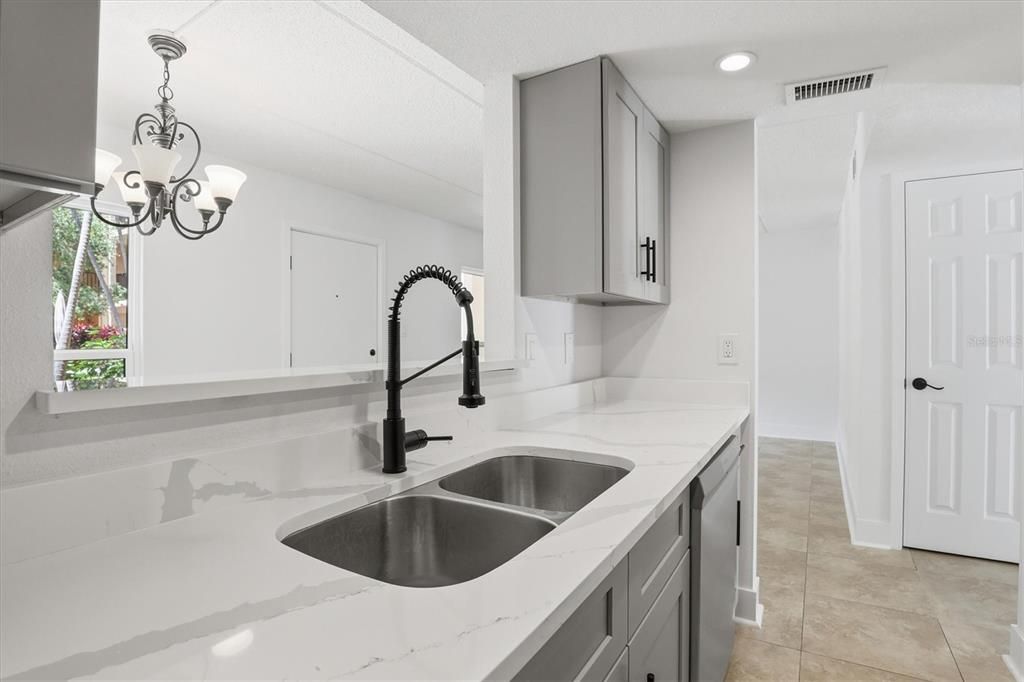 Active With Contract: $224,900 (2 beds, 1 baths, 760 Square Feet)