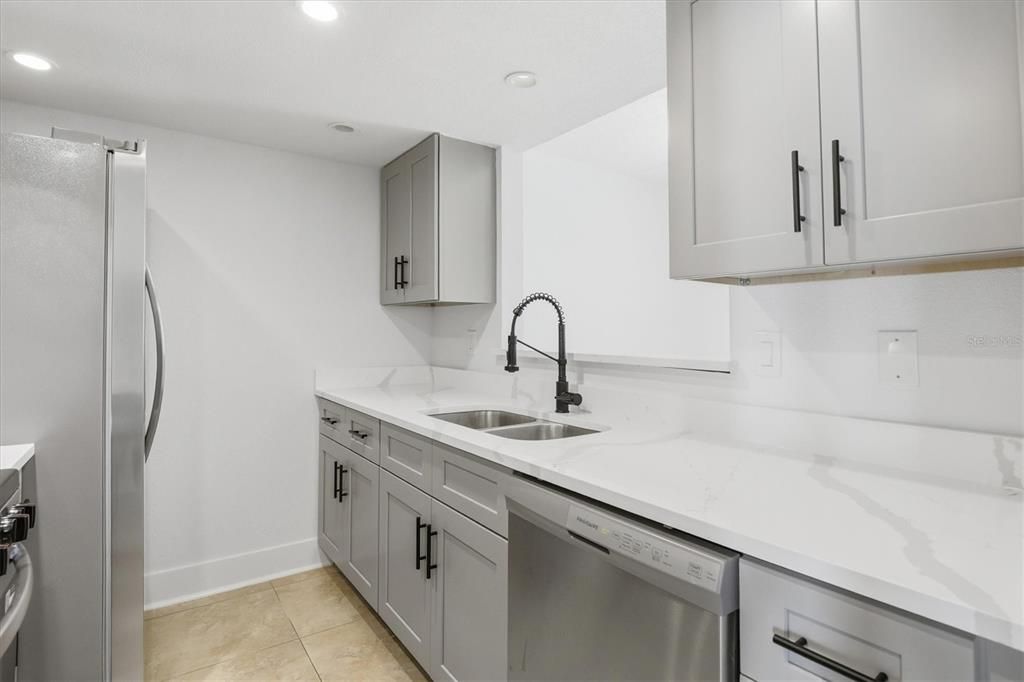 Active With Contract: $224,900 (2 beds, 1 baths, 760 Square Feet)