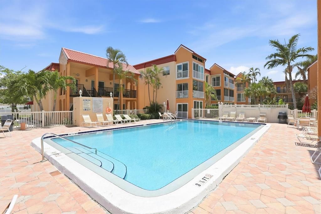 Active With Contract: $224,900 (2 beds, 1 baths, 760 Square Feet)