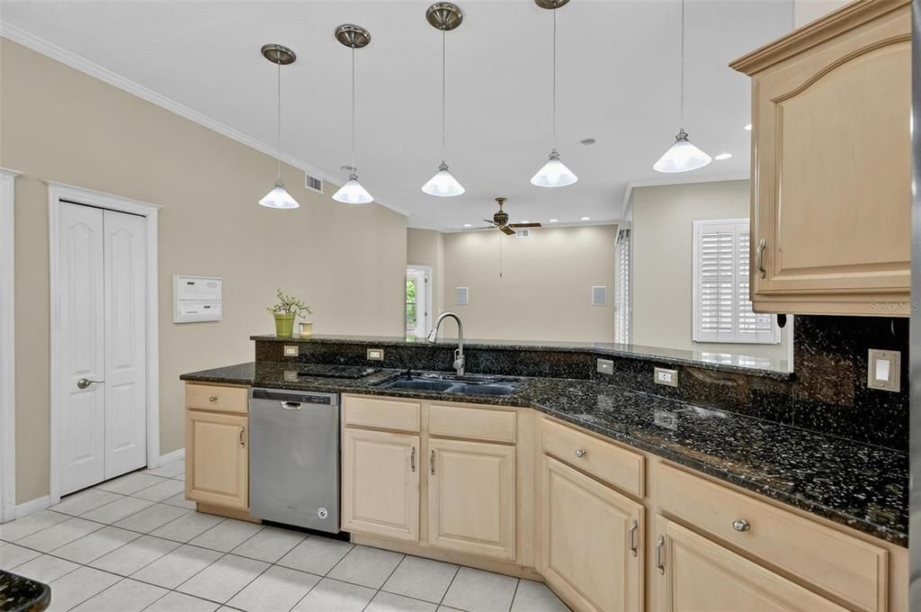 В аренду: $2,875 (3 спален, 2 ванн, 2338 Квадратных фут)