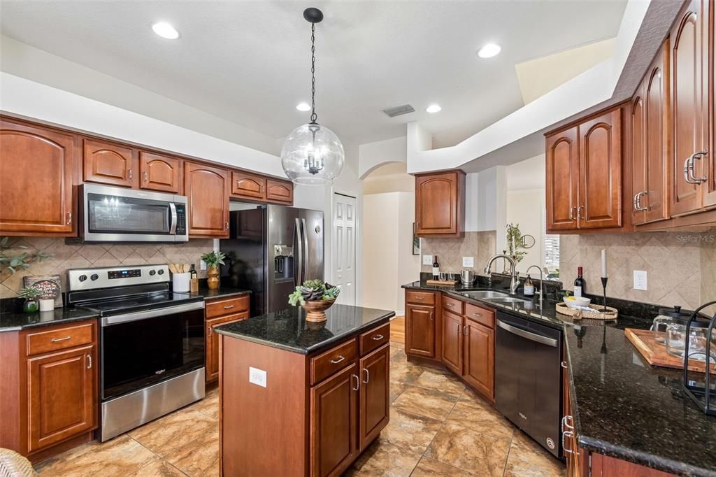 Activo con contrato: $385,000 (4 camas, 2 baños, 2587 Pies cuadrados)