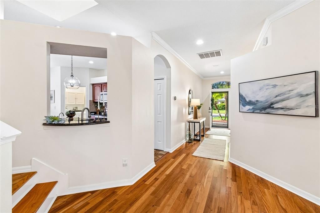 Activo con contrato: $385,000 (4 camas, 2 baños, 2587 Pies cuadrados)