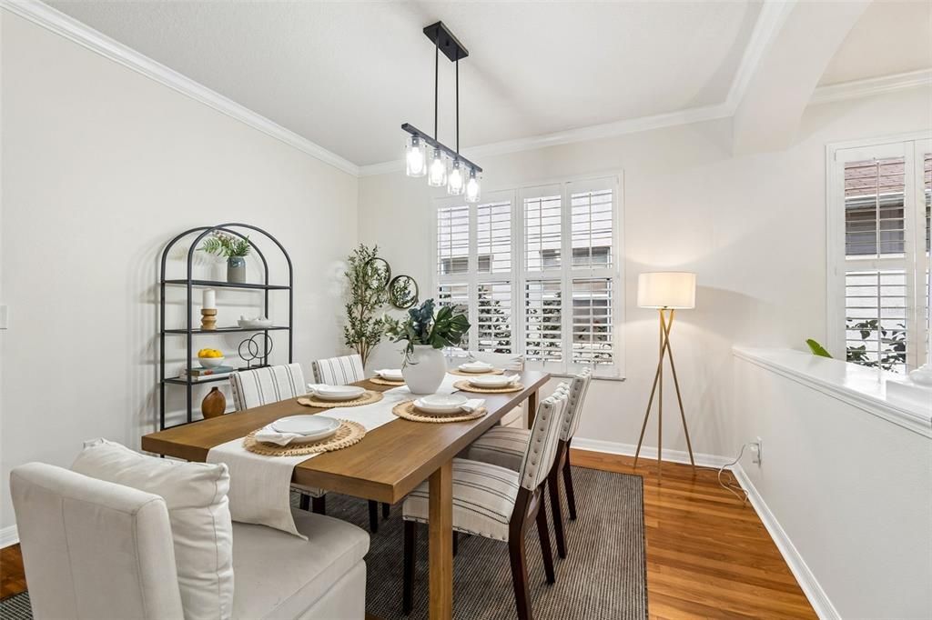 Activo con contrato: $385,000 (4 camas, 2 baños, 2587 Pies cuadrados)