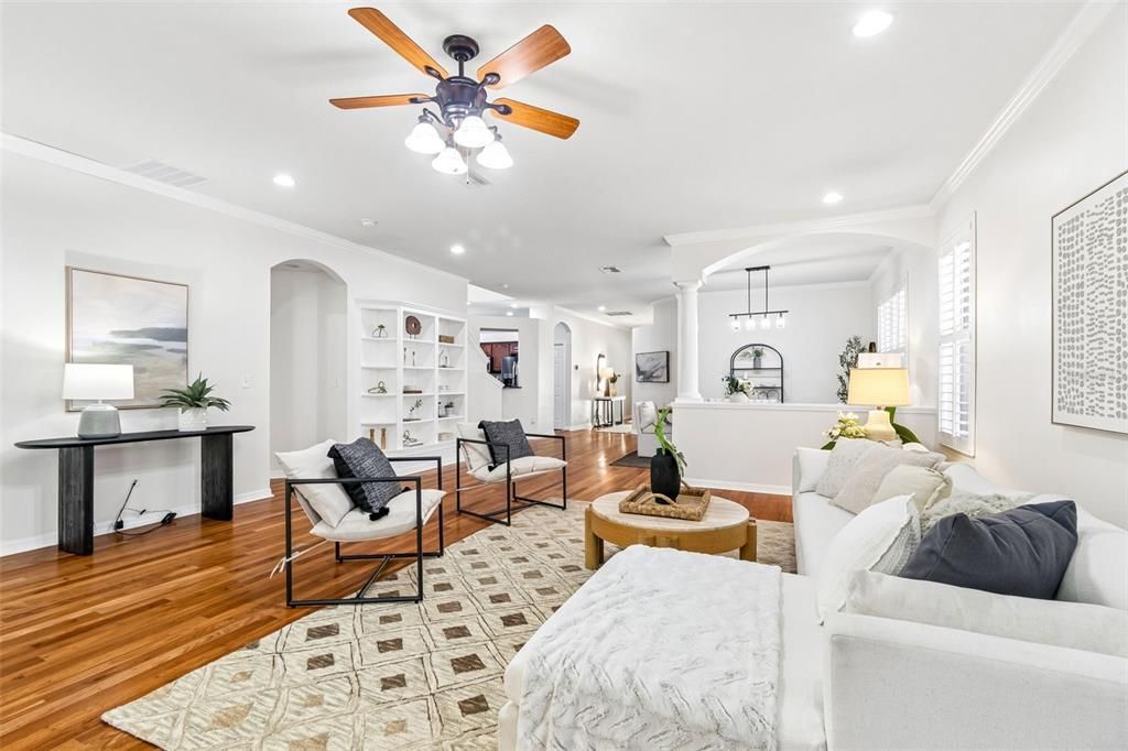 Activo con contrato: $385,000 (4 camas, 2 baños, 2587 Pies cuadrados)
