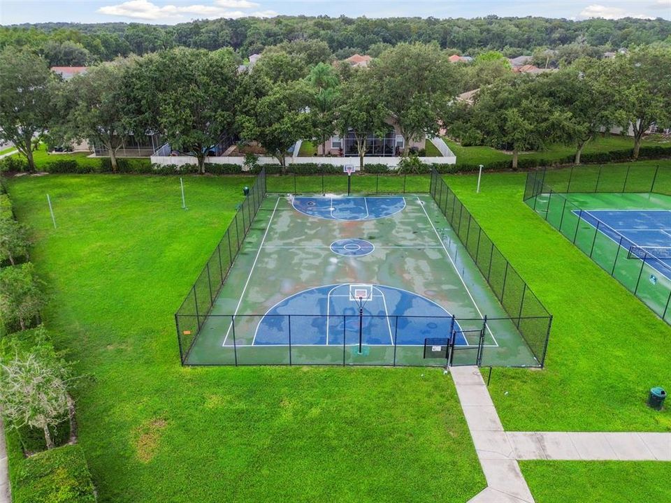 Activo con contrato: $385,000 (4 camas, 2 baños, 2587 Pies cuadrados)