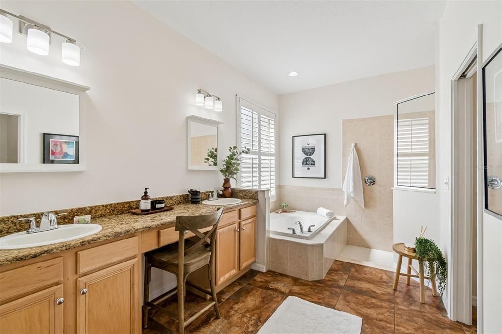 Activo con contrato: $385,000 (4 camas, 2 baños, 2587 Pies cuadrados)