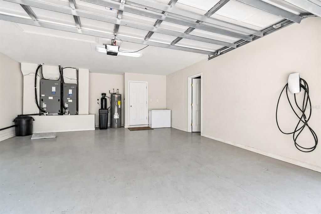 Activo con contrato: $385,000 (4 camas, 2 baños, 2587 Pies cuadrados)