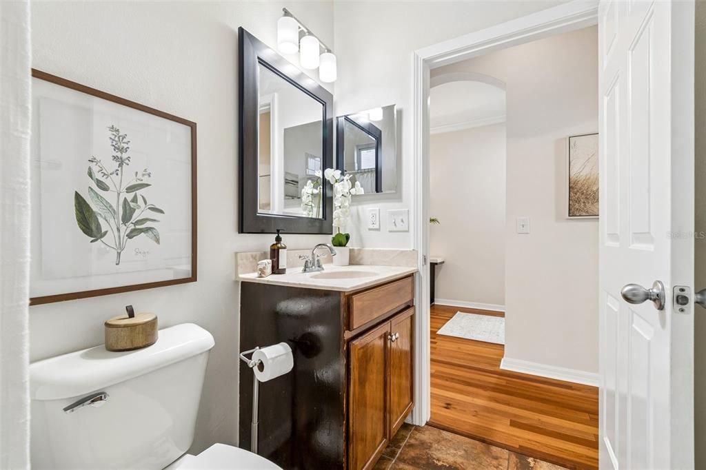 Activo con contrato: $385,000 (4 camas, 2 baños, 2587 Pies cuadrados)