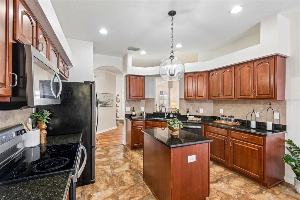 Activo con contrato: $385,000 (4 camas, 2 baños, 2587 Pies cuadrados)