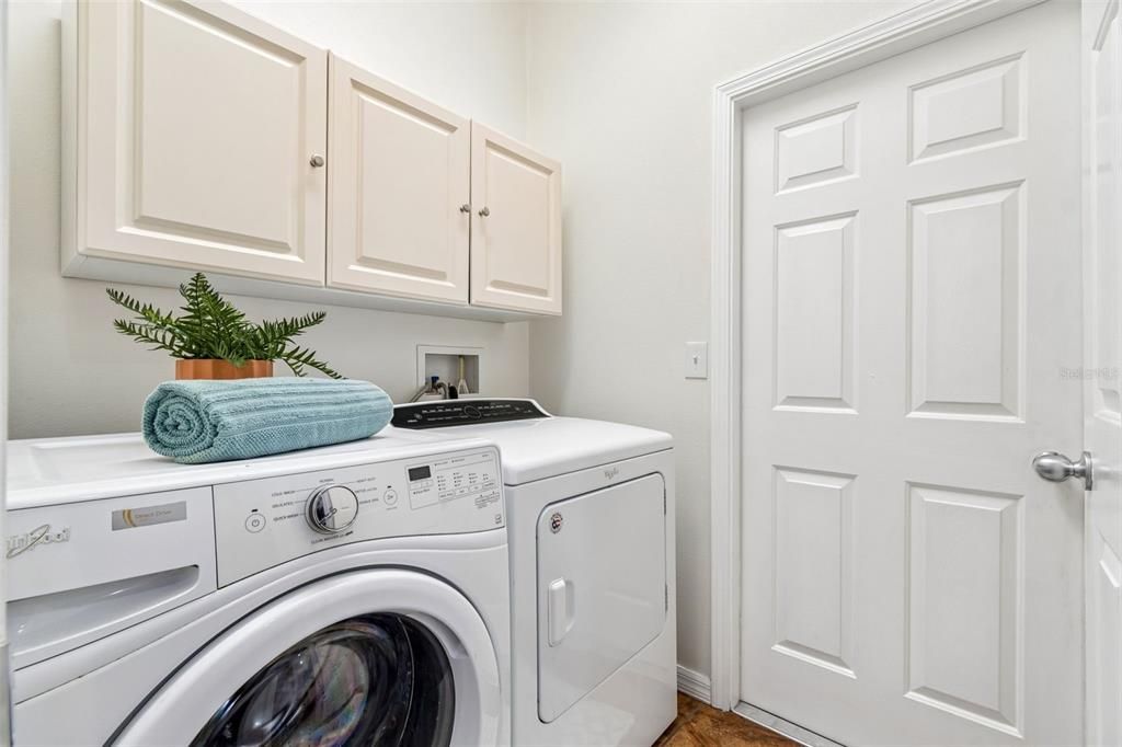 Activo con contrato: $385,000 (4 camas, 2 baños, 2587 Pies cuadrados)