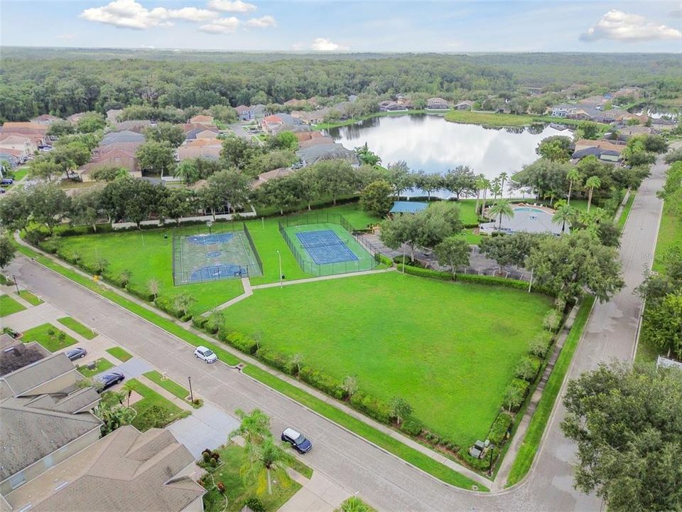 Activo con contrato: $385,000 (4 camas, 2 baños, 2587 Pies cuadrados)