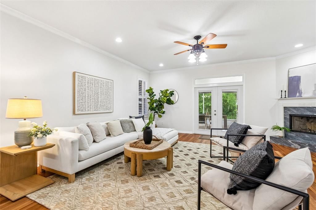 Activo con contrato: $385,000 (4 camas, 2 baños, 2587 Pies cuadrados)