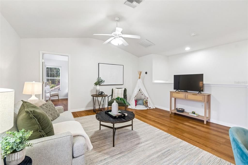Activo con contrato: $385,000 (4 camas, 2 baños, 2587 Pies cuadrados)