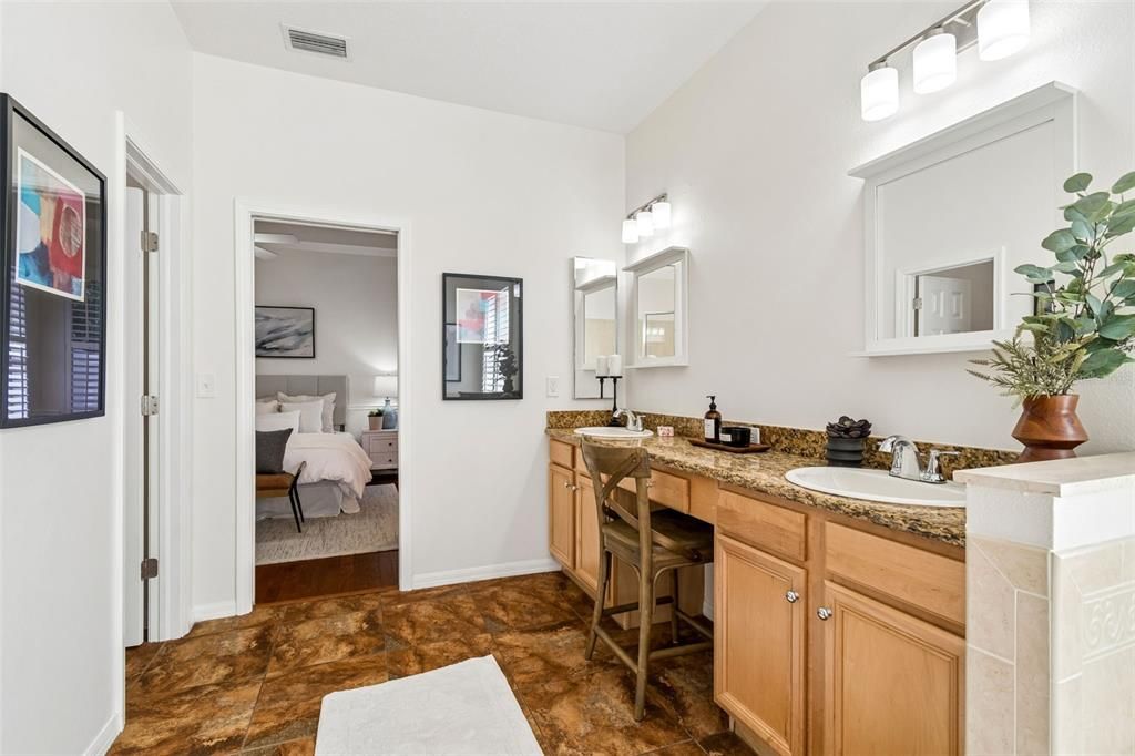 Activo con contrato: $385,000 (4 camas, 2 baños, 2587 Pies cuadrados)