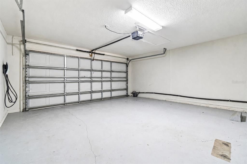Activo con contrato: $385,000 (4 camas, 2 baños, 2587 Pies cuadrados)
