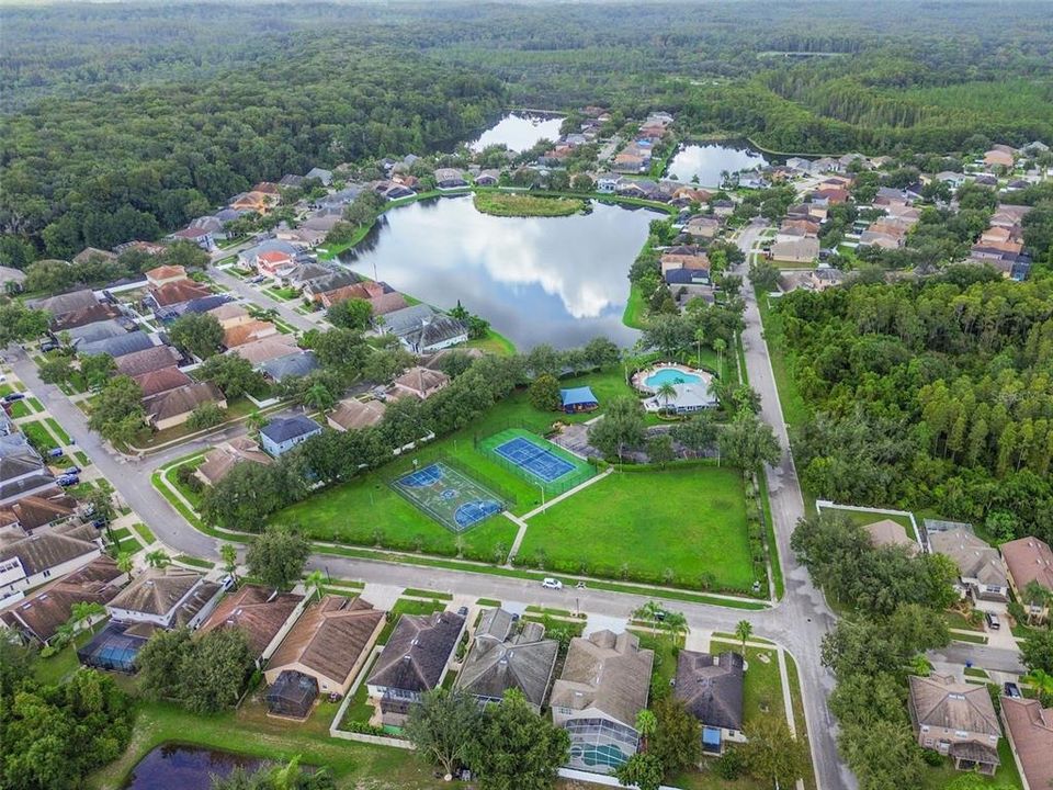 Activo con contrato: $385,000 (4 camas, 2 baños, 2587 Pies cuadrados)