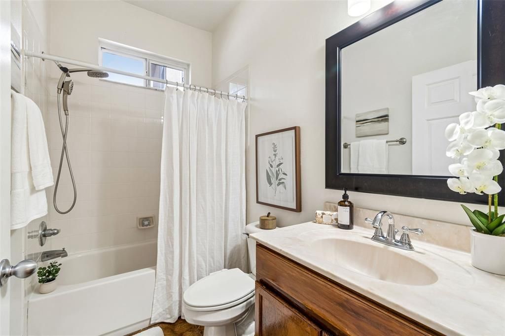 Activo con contrato: $385,000 (4 camas, 2 baños, 2587 Pies cuadrados)