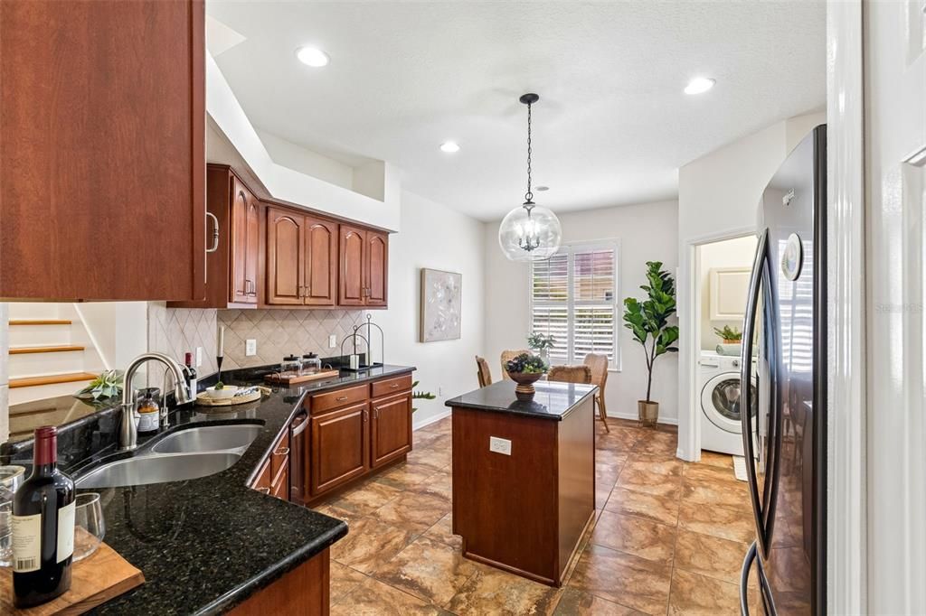 Activo con contrato: $385,000 (4 camas, 2 baños, 2587 Pies cuadrados)