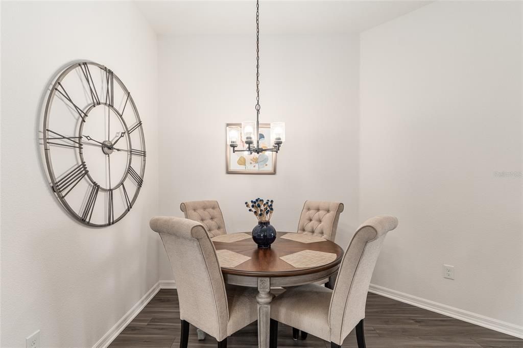 For Sale: $299,500 (2 beds, 2 baths, 984 Square Feet)