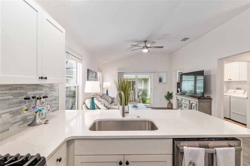 For Sale: $299,500 (2 beds, 2 baths, 984 Square Feet)