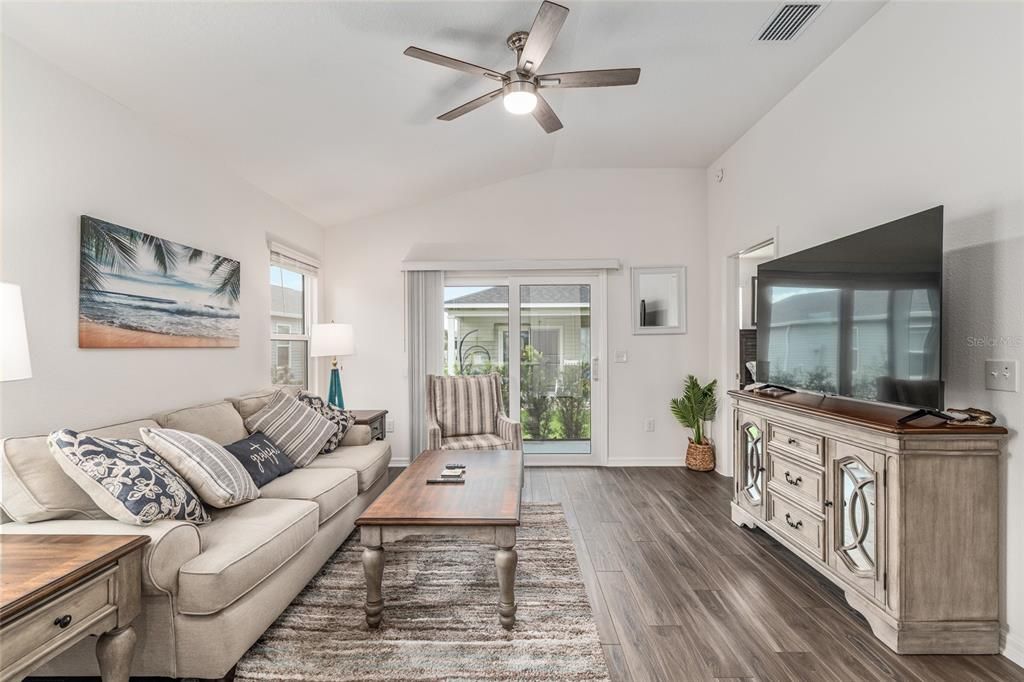 For Sale: $299,500 (2 beds, 2 baths, 984 Square Feet)