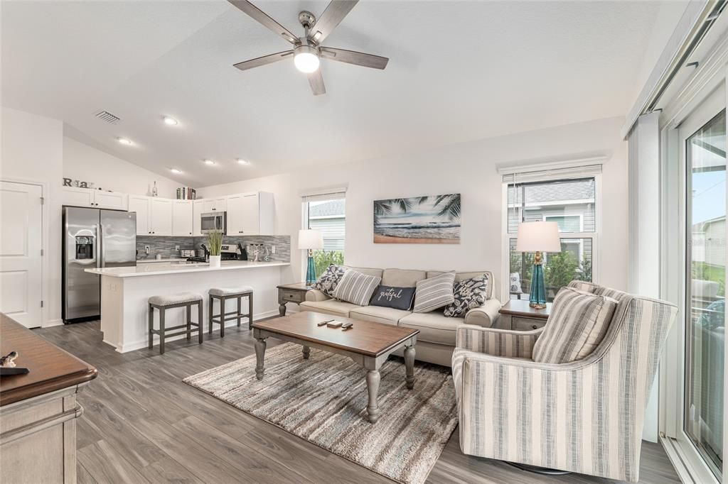 For Sale: $299,500 (2 beds, 2 baths, 984 Square Feet)