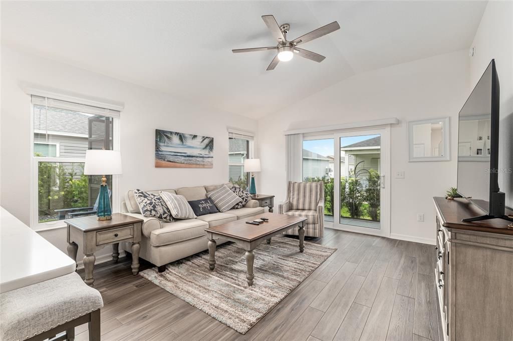 For Sale: $299,500 (2 beds, 2 baths, 984 Square Feet)
