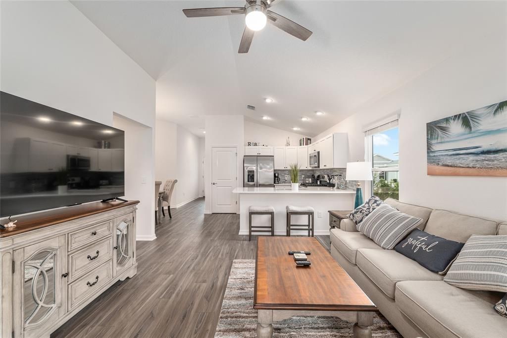 For Sale: $299,500 (2 beds, 2 baths, 984 Square Feet)