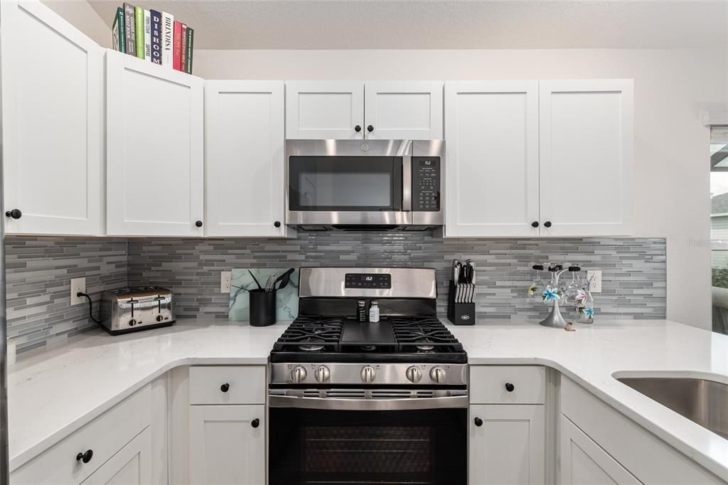 For Sale: $299,500 (2 beds, 2 baths, 984 Square Feet)