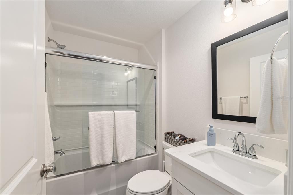 For Sale: $299,500 (2 beds, 2 baths, 984 Square Feet)