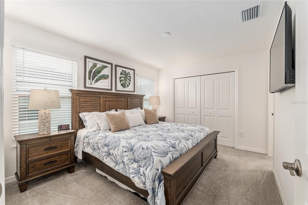 For Sale: $299,500 (2 beds, 2 baths, 984 Square Feet)