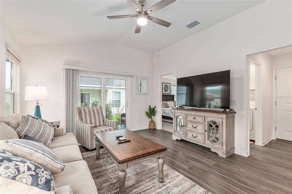 For Sale: $299,500 (2 beds, 2 baths, 984 Square Feet)