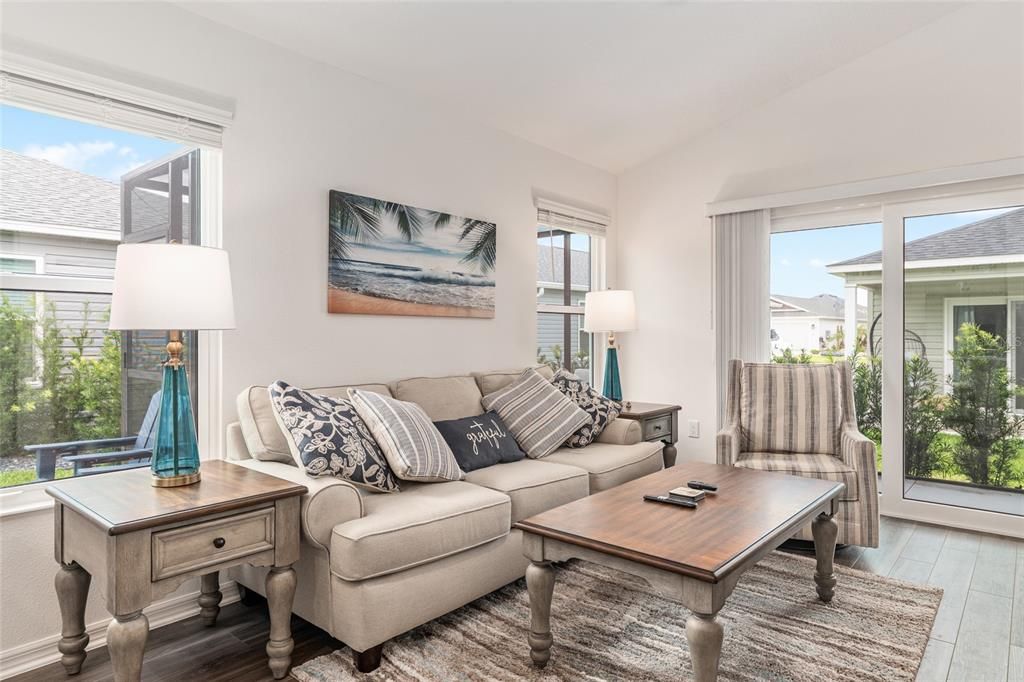 For Sale: $299,500 (2 beds, 2 baths, 984 Square Feet)