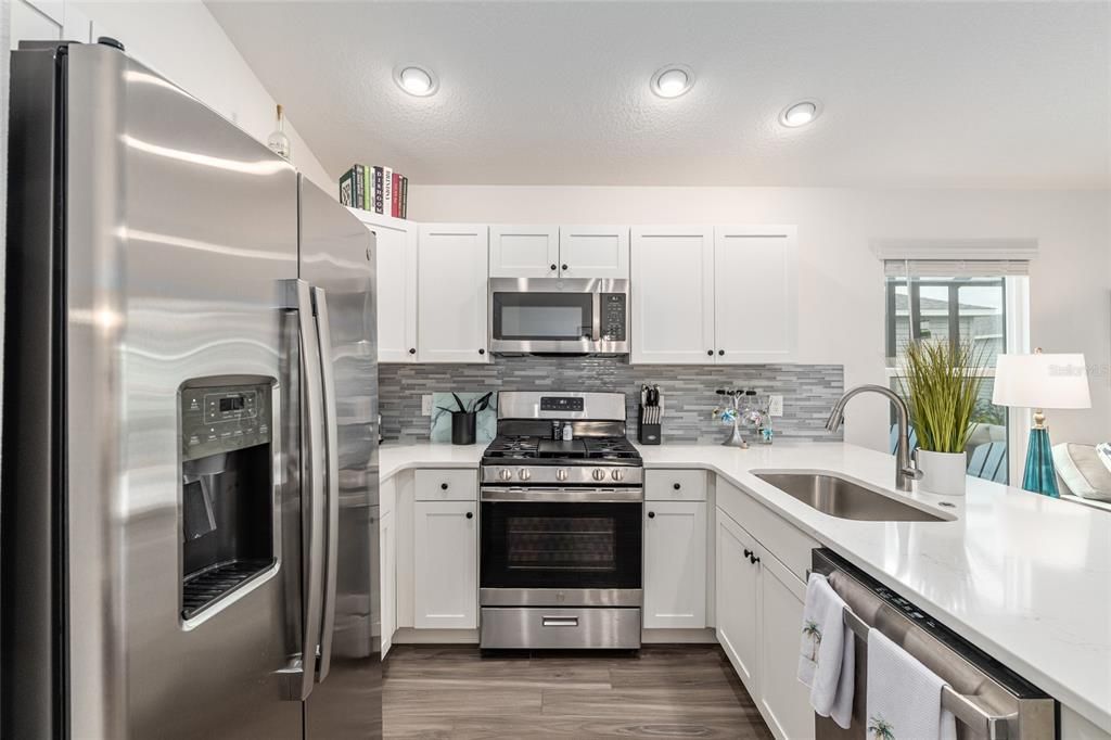 For Sale: $299,500 (2 beds, 2 baths, 984 Square Feet)
