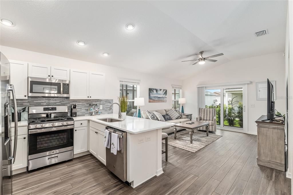 For Sale: $299,500 (2 beds, 2 baths, 984 Square Feet)