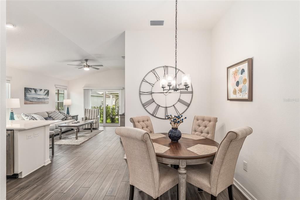 For Sale: $299,500 (2 beds, 2 baths, 984 Square Feet)