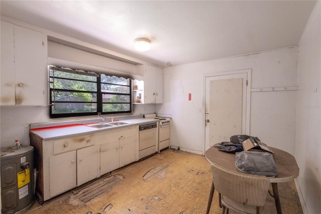 For Sale: $110,000 (2 beds, 1 baths, 1103 Square Feet)
