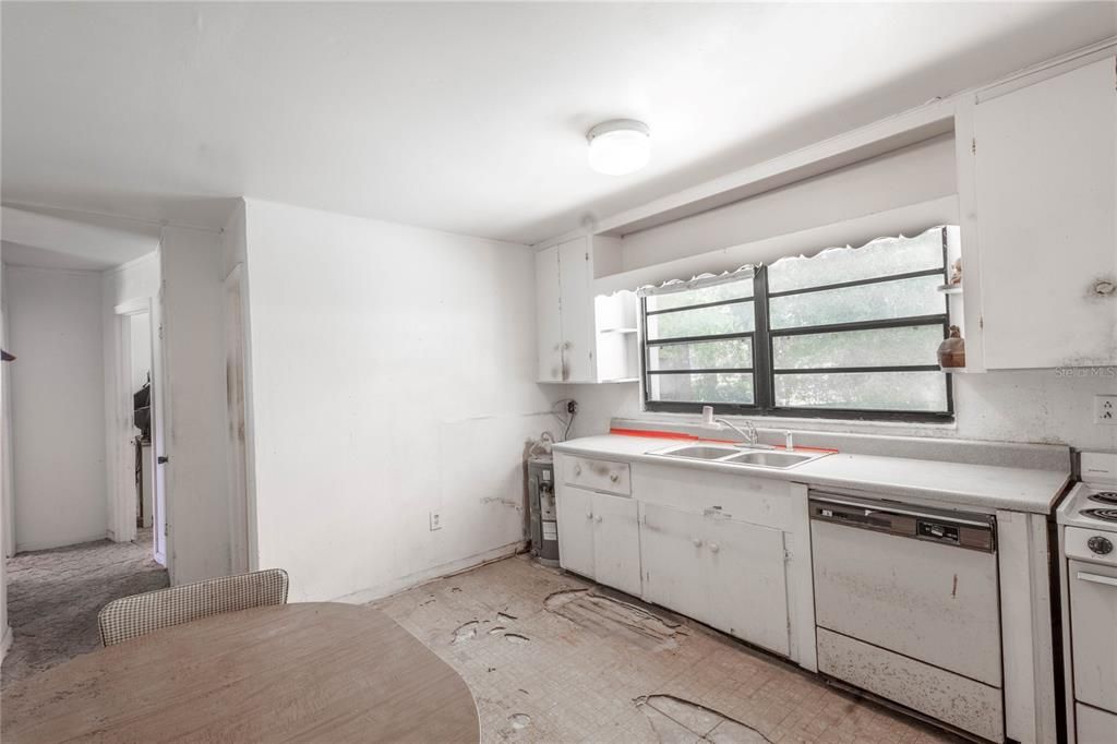 For Sale: $110,000 (2 beds, 1 baths, 1103 Square Feet)