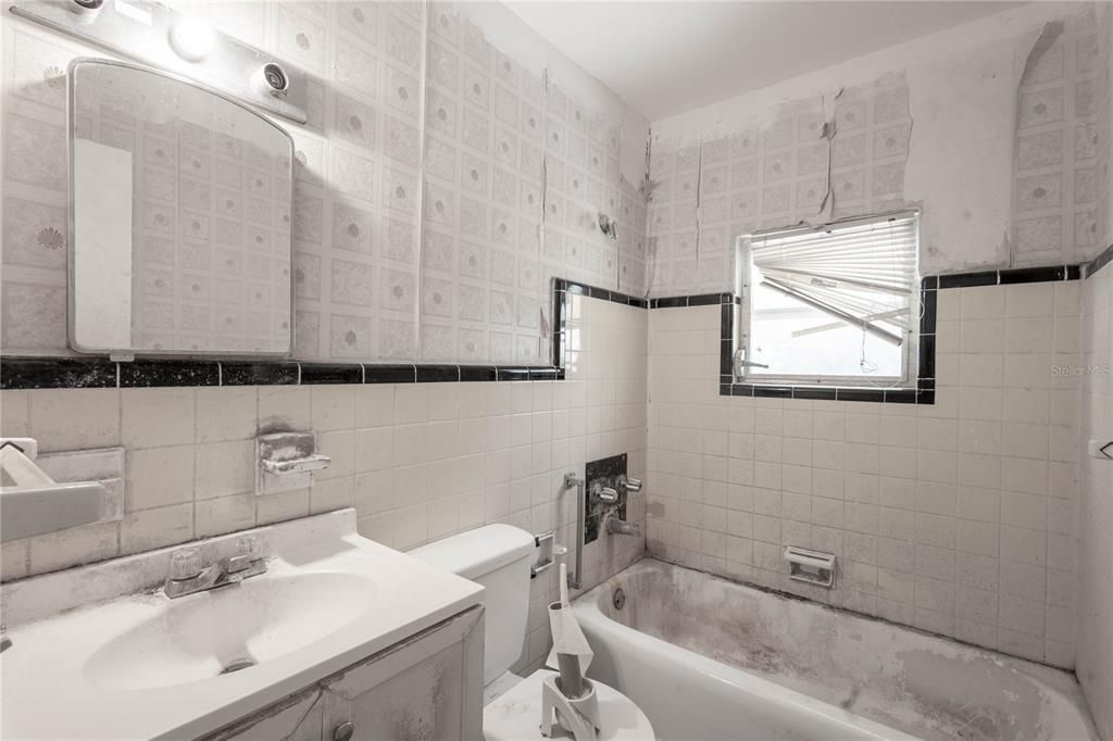 For Sale: $110,000 (2 beds, 1 baths, 1103 Square Feet)