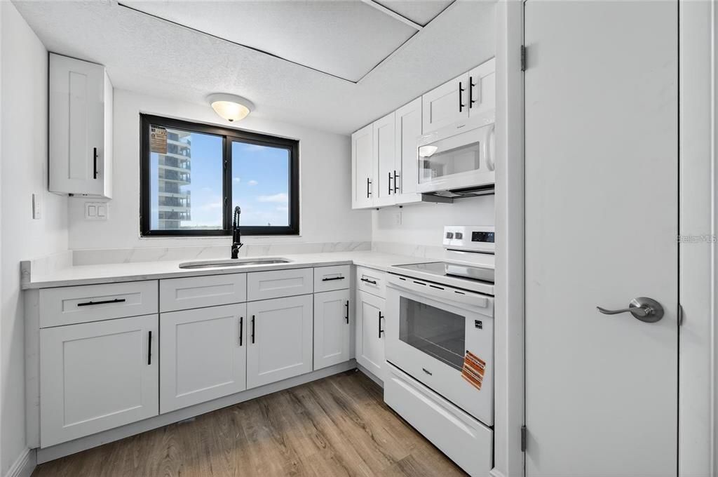 For Sale: $432,000 (2 beds, 2 baths, 1013 Square Feet)